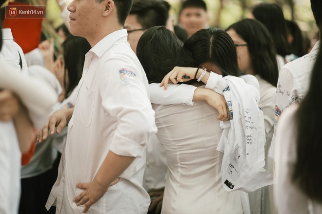 Teen Chu Văn An ôm nhau khóc nức nở trong buổi lễ bế giảng cuối cùng của đời học sinh - Ảnh 3.