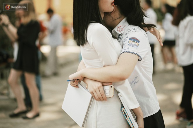 Teen Chu Văn An ôm nhau khóc nức nở trong buổi lễ bế giảng cuối cùng của đời học sinh - Ảnh 6.