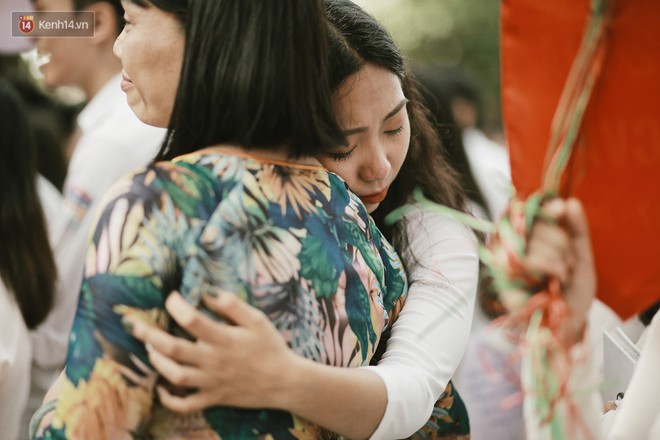 Teen Chu Văn An ôm nhau khóc nức nở trong buổi lễ bế giảng cuối cùng của đời học sinh - Ảnh 7.