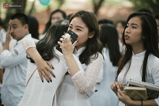 Teen Chu Văn An ôm nhau khóc nức nở trong buổi lễ bế giảng cuối cùng của đời học sinh - Ảnh 16.