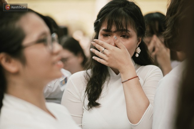 Teen Chu Văn An ôm nhau khóc nức nở trong buổi lễ bế giảng cuối cùng của đời học sinh - Ảnh 8.