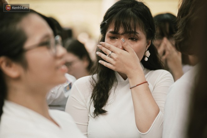 Teen Chu Văn An &ocirc;m nhau kh&oacute;c nức nở trong buổi lễ bế giảng cuối c&ugrave;ng của đời học sinh - Ảnh 8.