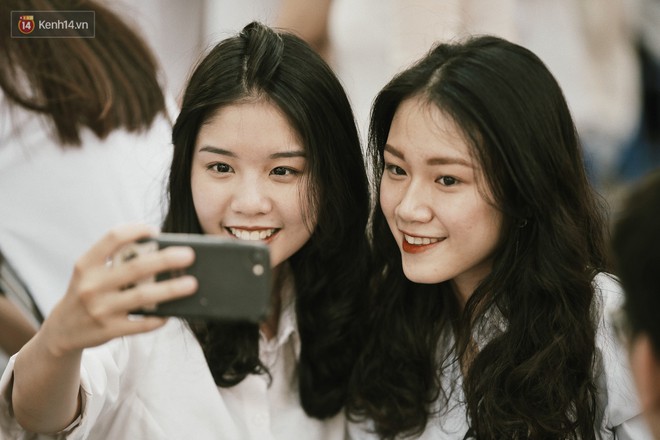 Teen Chu Văn An &ocirc;m nhau kh&oacute;c nức nở trong buổi lễ bế giảng cuối c&ugrave;ng của đời học sinh - Ảnh 19.