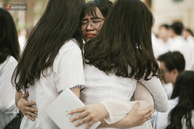 Teen Chu Văn An ôm nhau khóc nức nở trong buổi lễ bế giảng cuối cùng của đời học sinh - Ảnh 13.