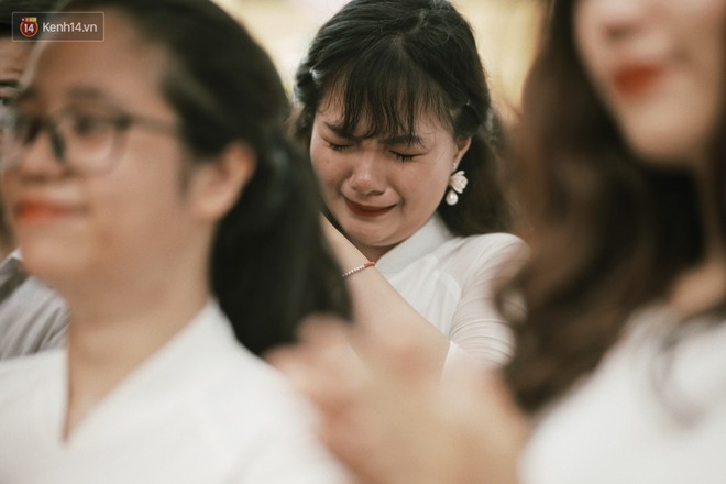 Teen Chu Văn An ôm nhau khóc nức nở trong buổi lễ bế giảng cuối cùng của đời học sinh - Ảnh 15.