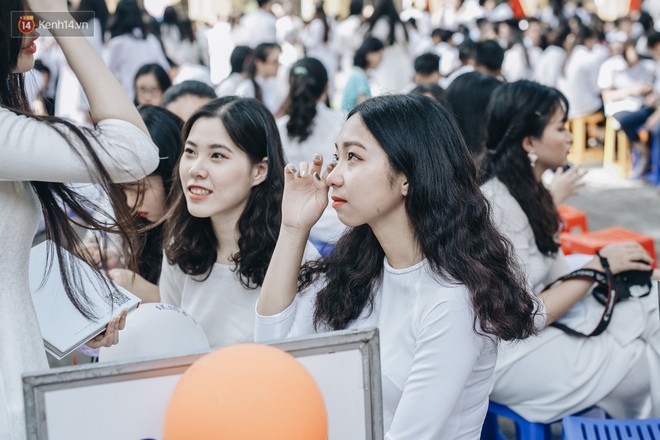 Teen Chu Văn An &ocirc;m nhau kh&oacute;c nức nở trong buổi lễ bế giảng cuối c&ugrave;ng của đời học sinh - Ảnh 9.