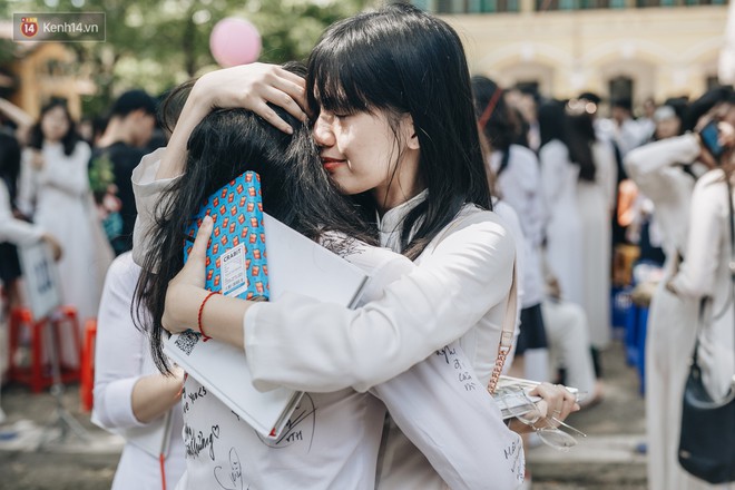 Teen Chu Văn An ôm nhau khóc nức nở trong buổi lễ bế giảng cuối cùng của đời học sinh - Ảnh 12.