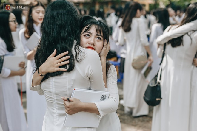 Teen Chu Văn An ôm nhau khóc nức nở trong buổi lễ bế giảng cuối cùng của đời học sinh - Ảnh 12.