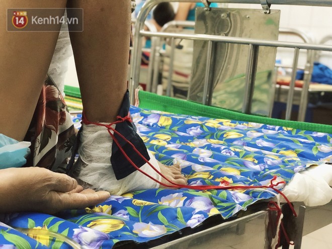 Nạn nhân bị ô tô kéo lê hàng trăm mét ở Hà Nội sau gần 2 tháng: Mẹ già đau đớn buộc chân con trai vào mép giường bệnh - Ảnh 5.