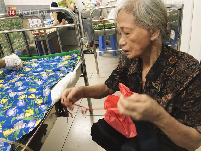 Nạn nhân bị ô tô kéo lê hàng trăm mét ở Hà Nội sau gần 2 tháng: Mẹ già đau đớn buộc chân con trai vào mép giường bệnh - Ảnh 6.