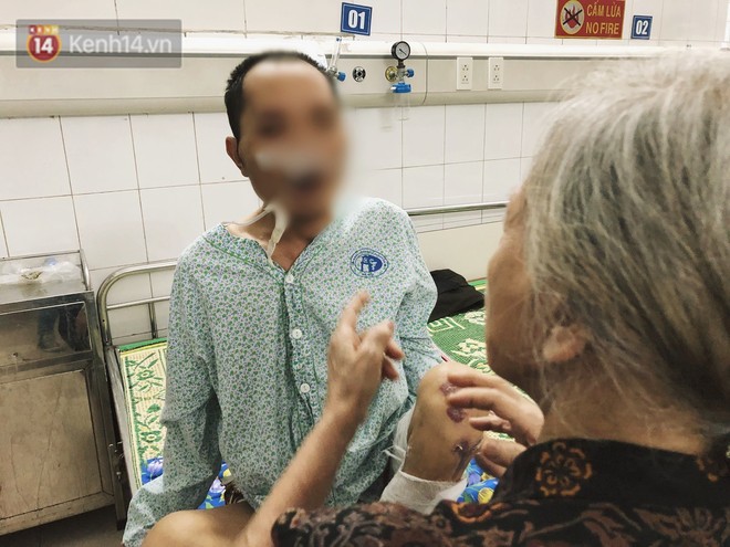 Nạn nhân bị ô tô kéo lê hàng trăm mét ở Hà Nội sau gần 2 tháng: Mẹ già đau đớn buộc chân con trai vào mép giường bệnh - Ảnh 8.