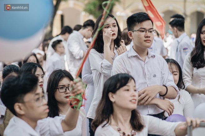 Teen Chu Văn An ôm nhau khóc nức nở trong buổi lễ bế giảng cuối cùng của đời học sinh - Ảnh 10.