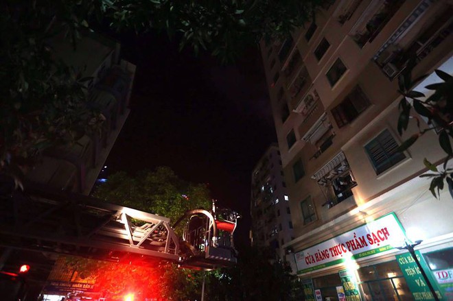 Hà Nội: Cháy chung cư tại Cầu Giấy, cảnh sát PCCC phải dùng xe thang chuyên dụng để cứu người mắc kẹt - Ảnh 1.