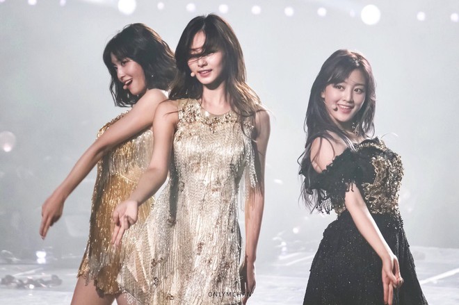 Vừa gây sốt với cơ bụng hoàn hảo, Momo (TWICE) tiếp tục khiến fan phát ngất vì vũ đạo sexy nghẹt thở - Ảnh 7. Vừa gây sốt với cơ bụng hoàn hảo, Momo (TWICE) tiếp tục khiến fan phát ngất vì vũ đạo sexy nghẹt thở - Ảnh 7.