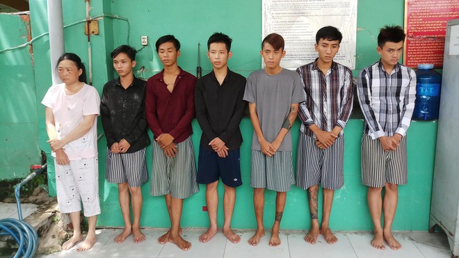 TPHCM: M&acirc;u thuẫn khi c&ugrave;ng b&aacute;n tr&aacute;i c&acirc;y ở chợ, 2 con trai b&ecirc;nh mẹ đ&aacute;nh 2 tiểu thương nhập viện - Ảnh 1.