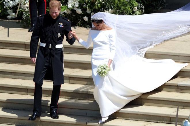 Nhờ đ&aacute;m cưới Ho&agrave;ng gia, h&agrave;ng loạt thương hiệu c&oacute; li&ecirc;n quan đến Meghan Markle lẫn d&agrave;n kh&aacute;ch mời đều hot đột biến, được l&ugrave;ng mua r&aacute;o riết - Ảnh 1.