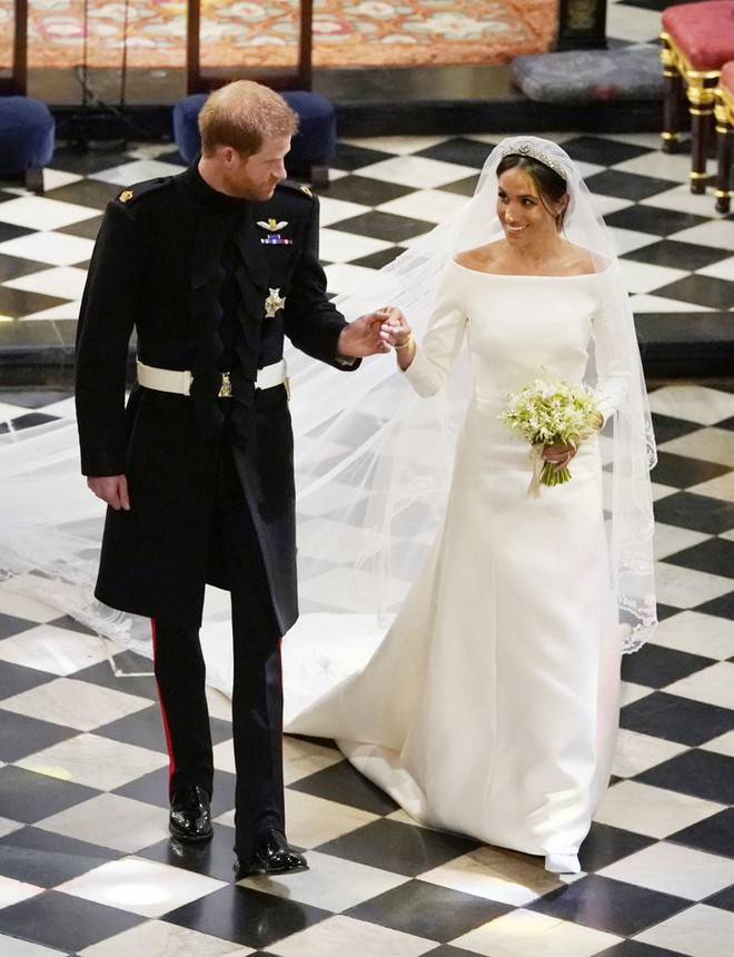 Nhờ đ&aacute;m cưới Ho&agrave;ng gia, h&agrave;ng loạt thương hiệu c&oacute; li&ecirc;n quan đến Meghan Markle lẫn d&agrave;n kh&aacute;ch mời đều hot đột biến, được l&ugrave;ng mua r&aacute;o riết - Ảnh 2.