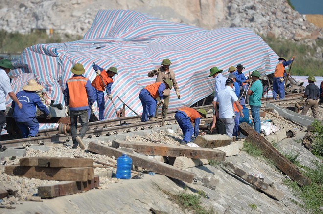 Hơn 50 công nhân đường sắt khẩn trương khắc phục hậu quả tai nạn tàu hỏa khiến 11 người thương vong - Ảnh 4.