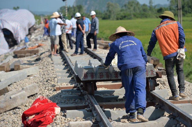 Hơn 50 công nhân đường sắt khẩn trương khắc phục hậu quả tai nạn tàu hỏa khiến 11 người thương vong - Ảnh 5.