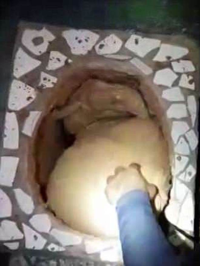 Đào hầm vượt ngục ngay bên dưới hố xí, tù nhân chưa kịp thấy tự do đã chết ngạt - Ảnh 1.