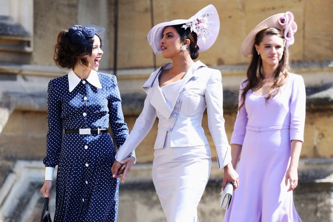 Nhờ đ&aacute;m cưới Ho&agrave;ng gia, h&agrave;ng loạt thương hiệu c&oacute; li&ecirc;n quan đến Meghan Markle lẫn d&agrave;n kh&aacute;ch mời đều hot đột biến, được l&ugrave;ng mua r&aacute;o riết - Ảnh 5.