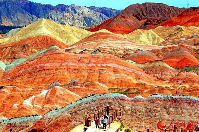 Bạn không hoa mắt đâu, đây chính là ngọn núi cầu vồng rực rỡ đẹp mê lòng người nổi tiếng ở Trung Quốc - Ảnh 2.