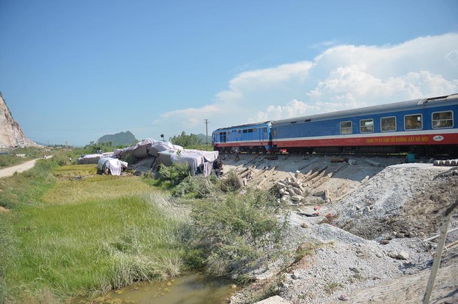 Đường sắt Bắc Nam đã thông tuyến trở lại sau vụ tai nạn thảm khốc giữa tàu SE19 và xe tải - Ảnh 1.