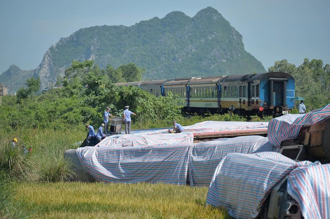 Đường sắt Bắc Nam đã thông tuyến trở lại sau vụ tai nạn thảm khốc giữa tàu SE19 và xe tải - Ảnh 3.