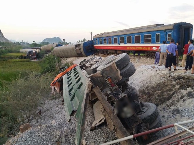 Vụ tai nạn lật tàu ở Thanh Hóa: Tài xế xe ben nguy kịch, 2 nạn nhân khác được cấp cứu khẩn cấp tại Bệnh viện Việt Đức - Ảnh 1.