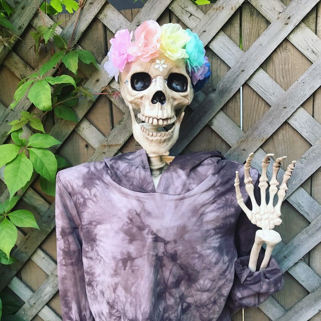 Skellie - Bộ xương nổi tiếng khắp Instagram vì cosplay lại tất cả các kiểu tạo dáng của hội chị em bánh bèo - Ảnh 1.