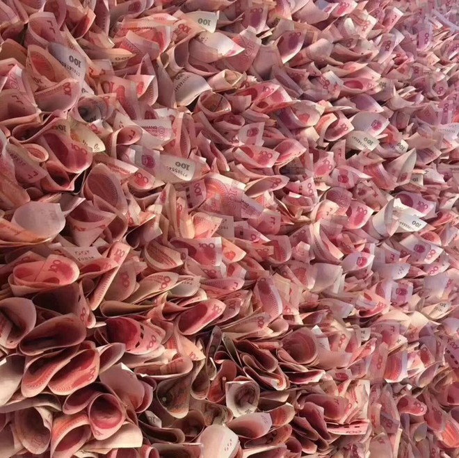 Trung Quốc: Nam thanh niên chơi trội tặng bạn gái bó hoa hơn 1 tỷ đồng làm từ 334 nghìn tờ tiền thật - Ảnh 2.