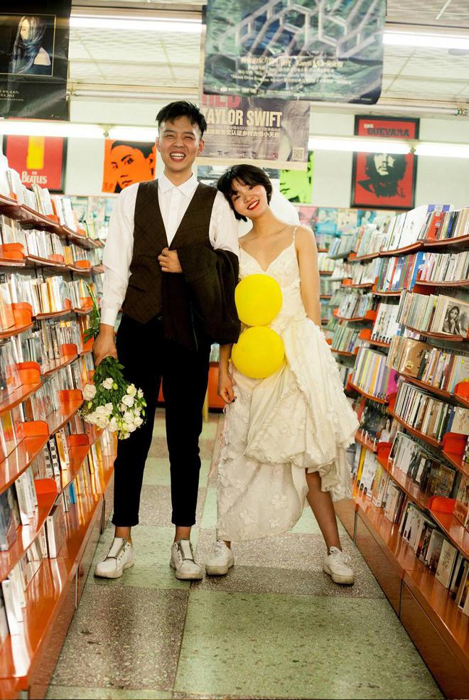 Bộ ảnh cưới m&ugrave;a h&egrave; của c&ocirc; d&acirc;u t&oacute;c ngắn đi gi&agrave;y thể thao gi&uacute;p bạn định nghĩa lại về c&aacute;i đẹp - Ảnh 2.