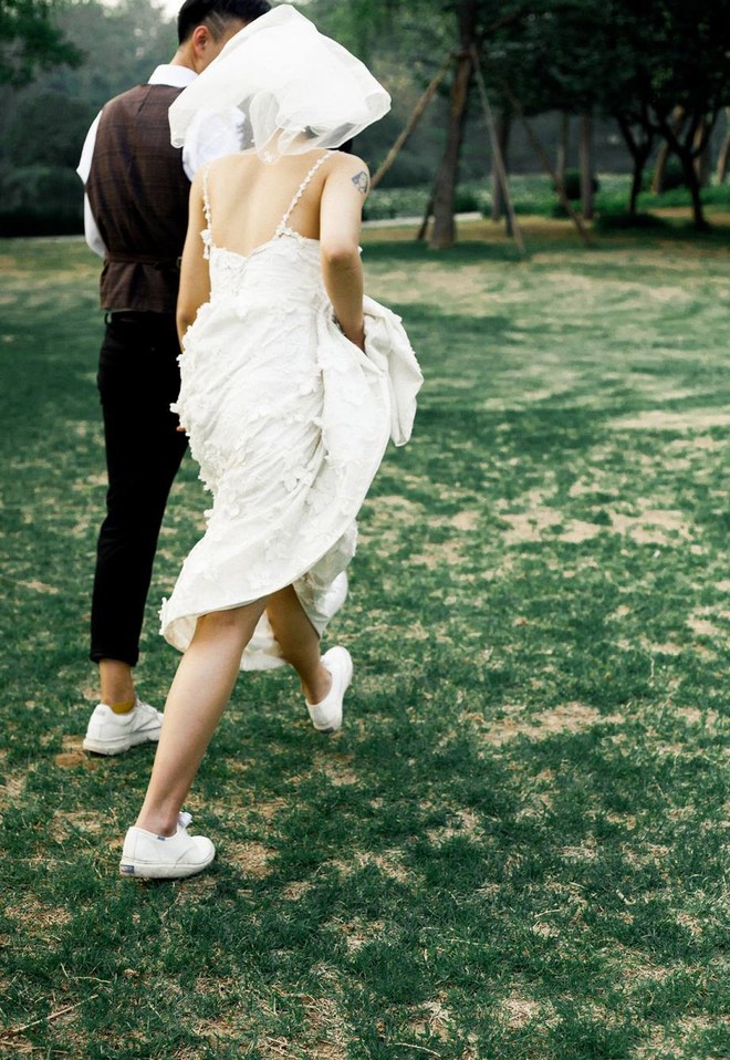 Bộ ảnh cưới mùa hè của cô dâu tóc ngắn đi giày thể thao giúp bạn định nghĩa lại về cái đẹp - Ảnh 6.