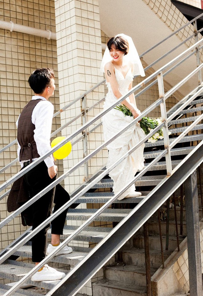 Bộ ảnh cưới m&ugrave;a h&egrave; của c&ocirc; d&acirc;u t&oacute;c ngắn đi gi&agrave;y thể thao gi&uacute;p bạn định nghĩa lại về c&aacute;i đẹp - Ảnh 3.