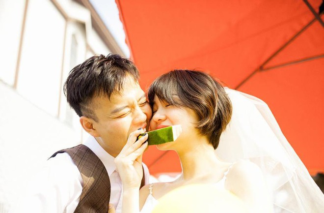 Bộ ảnh cưới m&ugrave;a h&egrave; của c&ocirc; d&acirc;u t&oacute;c ngắn đi gi&agrave;y thể thao gi&uacute;p bạn định nghĩa lại về c&aacute;i đẹp - Ảnh 12.
