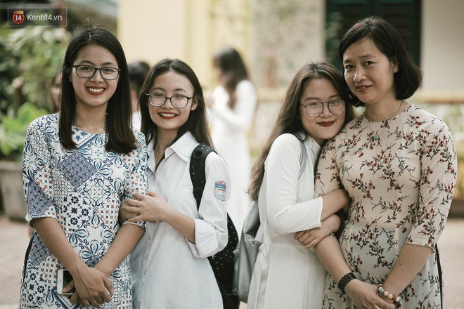 Khoảnh khắc bịn rịn chia tay học tr&ograve; cuối cấp: D&ugrave; chia xa, thầy vẫn m&atilde;i d&otilde;i theo bước em tr&ecirc;n đường đời - Ảnh 13.