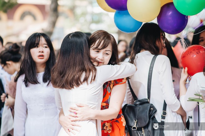 Khoảnh khắc bịn rịn chia tay học tr&ograve; cuối cấp: D&ugrave; chia xa, thầy vẫn m&atilde;i d&otilde;i theo bước em tr&ecirc;n đường đời - Ảnh 4.