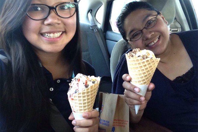 C&acirc;u chuyện ph&iacute;a sau bức ảnh chụp b&ecirc;n bia mộ người mẹ của nữ sinh Mỹ khiến nhiều người nghẹn ng&agrave;o - Ảnh 1.