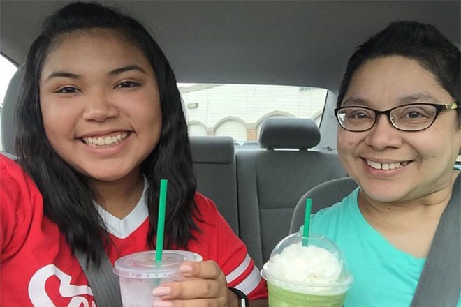 C&acirc;u chuyện ph&iacute;a sau bức ảnh chụp b&ecirc;n bia mộ người mẹ của nữ sinh Mỹ khiến nhiều người nghẹn ng&agrave;o - Ảnh 10.