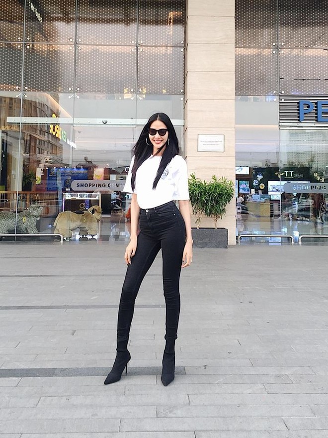 V&igrave; thời trang, Ho&agrave;ng Th&ugrave;y sẵn s&agrave;ng đập tan c&aacute;i n&oacute;ng gần 40 độ để đi boots - Ảnh 3.