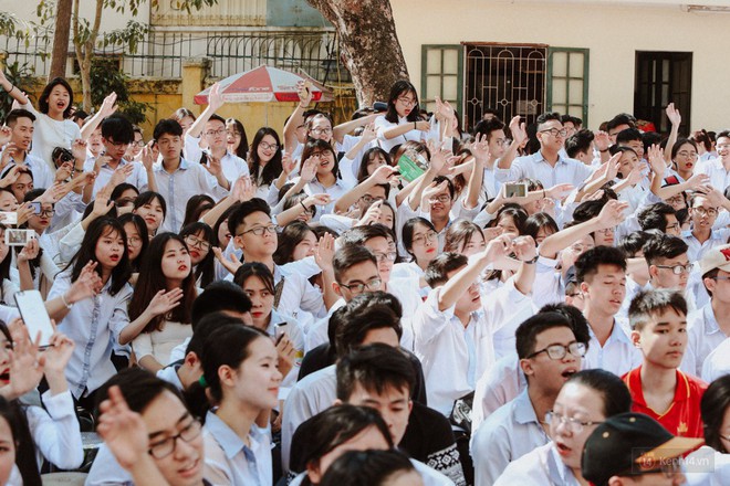 Đến hẹn lại lên, ngắm nữ sinh Kim Liên duyên dáng với tà áo dài trong ngày lễ bế giảng - Ảnh 9.