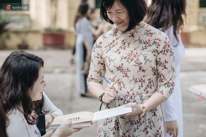 Khoảnh khắc bịn rịn chia tay học tr&ograve; cuối cấp: D&ugrave; chia xa, thầy vẫn m&atilde;i d&otilde;i theo bước em tr&ecirc;n đường đời - Ảnh 10.
