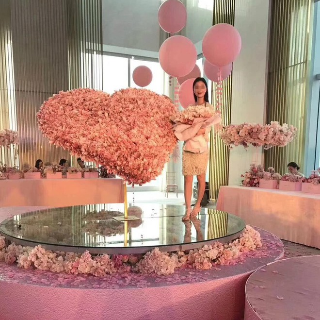 Trung Quốc: Nam thanh niên chơi trội tặng bạn gái bó hoa hơn 1 tỷ đồng làm từ 334 nghìn tờ tiền thật - Ảnh 1.