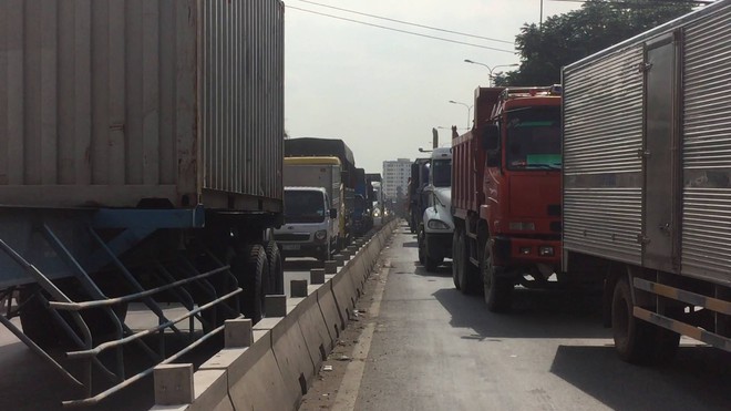 Xe container thắng gấp tr&ecirc;n quốc lộ 1, h&agrave;ng trăm th&ugrave;ng sơn rơi xuống đường khiến giao th&ocirc;ng &ugrave;n ứ k&eacute;o d&agrave;i - Ảnh 3.