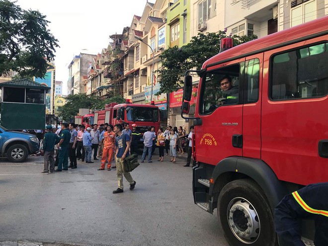 Cháy lớn tại tầng 18 chung cư cao tầng ở Hà Nội, hàng trăm hộ dân phải sơ tán khẩn cấp - Ảnh 4.