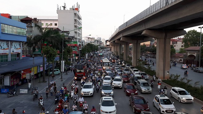 Cháy lớn tại tầng 18 chung cư cao tầng ở Hà Nội, hàng trăm hộ dân phải sơ tán khẩn cấp - Ảnh 7.