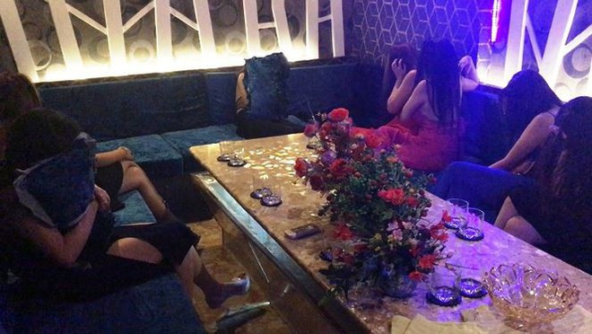 B&ecirc;n trong nh&agrave; h&agrave;ng th&aacute;c loạn ở trung t&acirc;m S&agrave;i G&ograve;n - Ảnh 1.