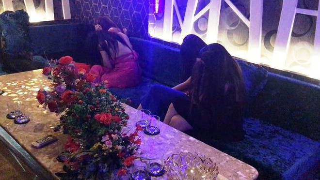 B&ecirc;n trong nh&agrave; h&agrave;ng th&aacute;c loạn ở trung t&acirc;m S&agrave;i G&ograve;n - Ảnh 4.