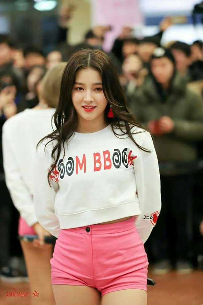 Lu&ocirc;n ở t&igrave;nh trạng sắp Halo đến nơi: Nỗi khổ của c&aacute;c n&agrave;ng Idol H&agrave;n thường bị stylist d&iacute; cho đồ si&ecirc;u ngắn - Ảnh 8.