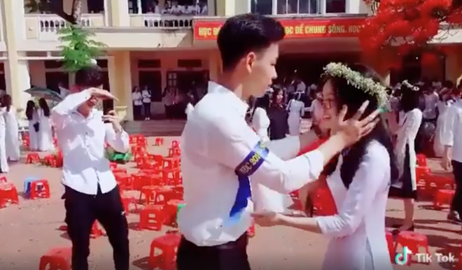 Nam sinh liều h&ocirc;n crush ngay lễ bế giảng: M&igrave;nh c&ugrave;ng nhau đ&oacute;ng băng trước gi&acirc;y ph&uacute;t chia xa! - Ảnh 3.